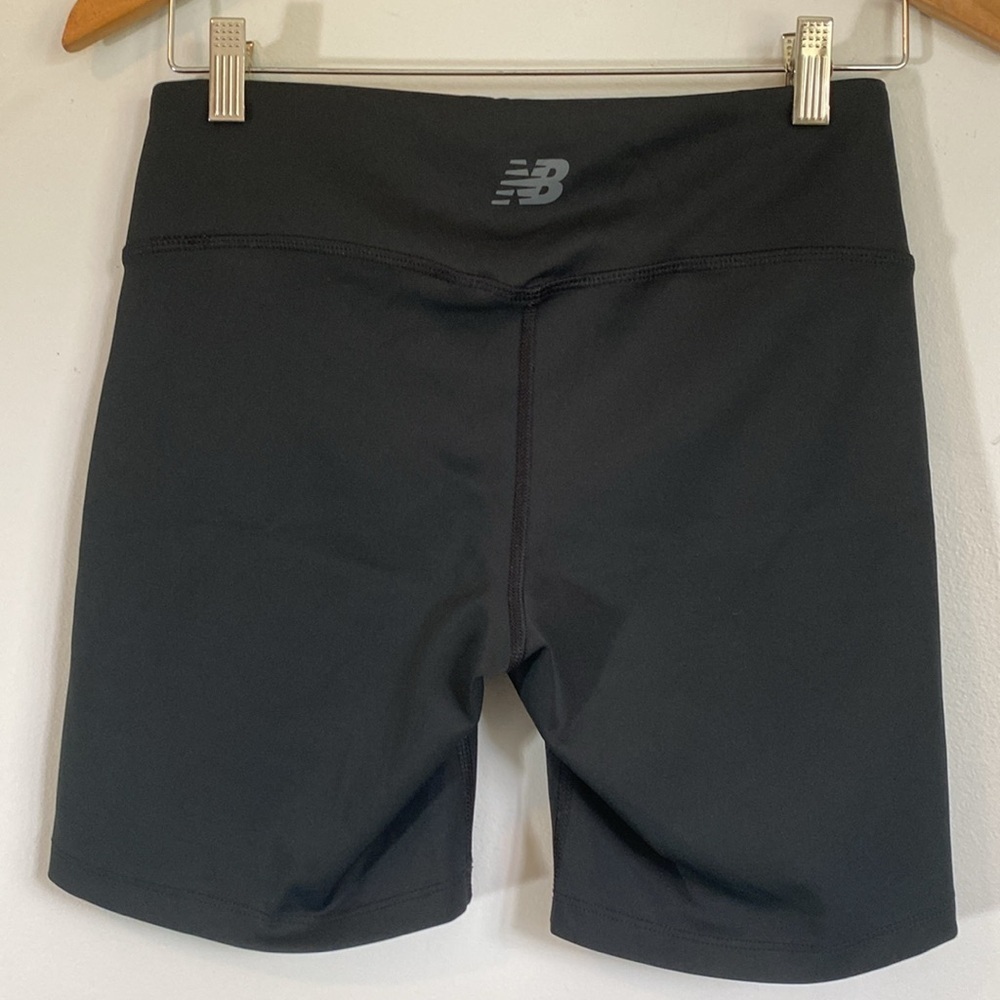 NEW BALANCE Sleek High Rise Bike Running Shorts Size Medium - Picture 2 of 6